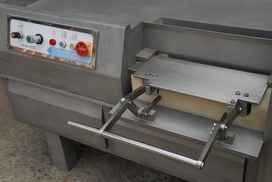Coupeuse de viande à commande automatique Coupeuse de cube de viande pour traitement thermique 1480x800x980mm