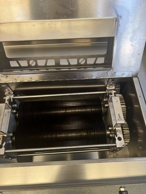 Traitement thermique Ferrailleuse de viande et de poisson transformée en acier inoxydable pour découper des tranches