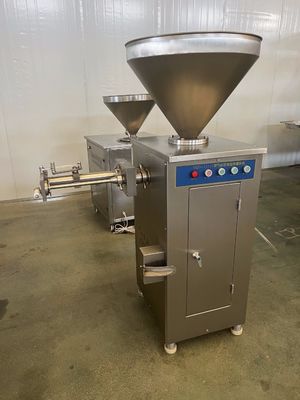Un mélangeur de viande automatique à double évier pour les hamburgers.